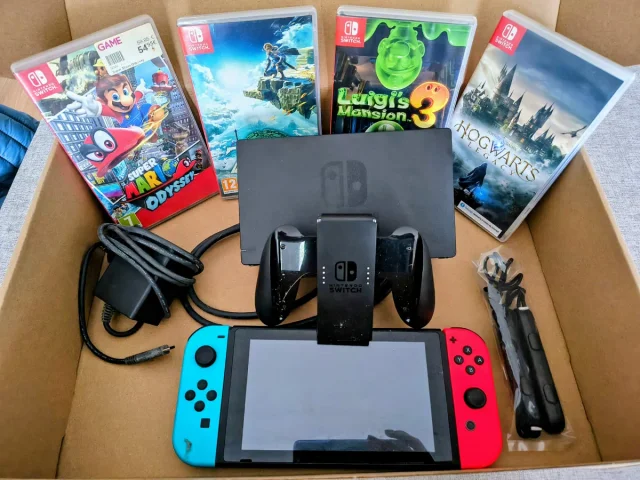 NINTENDO SWITCH + 4 JOGOS